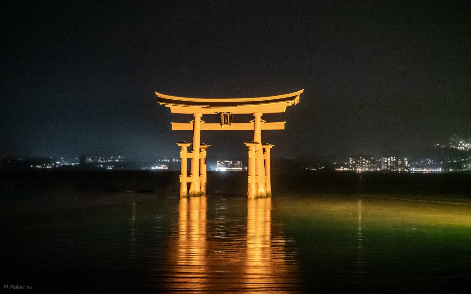 Le torii de Miyajima illuminé la nuit