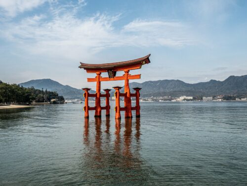 Le grand torii flottant d'Itsukushima à marée haute à Miyajima