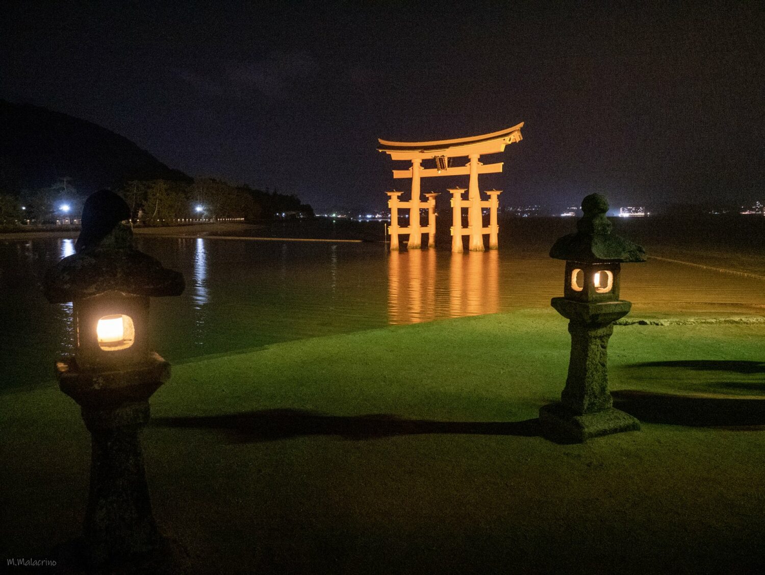 Lanternes de pierre et torii illuminé à Miyajima
