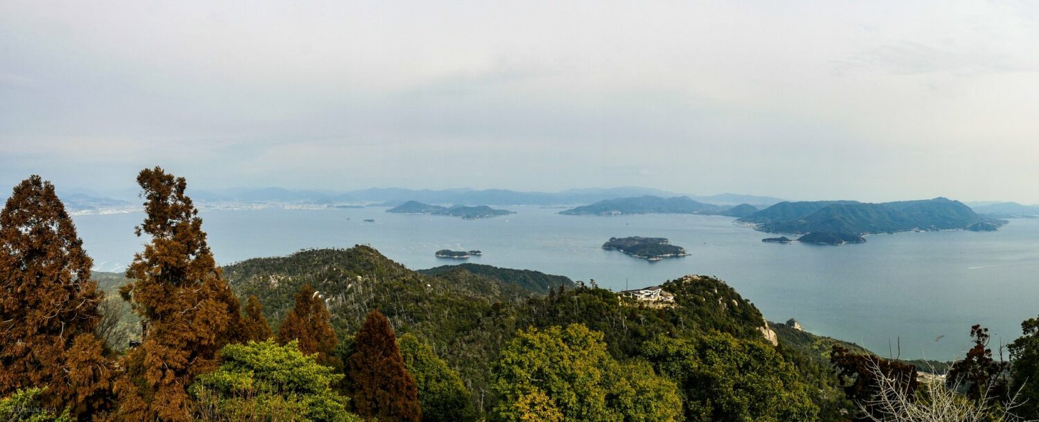 Panorama sur les îles de la mer intérieure de Seto depuis le mont Misen
