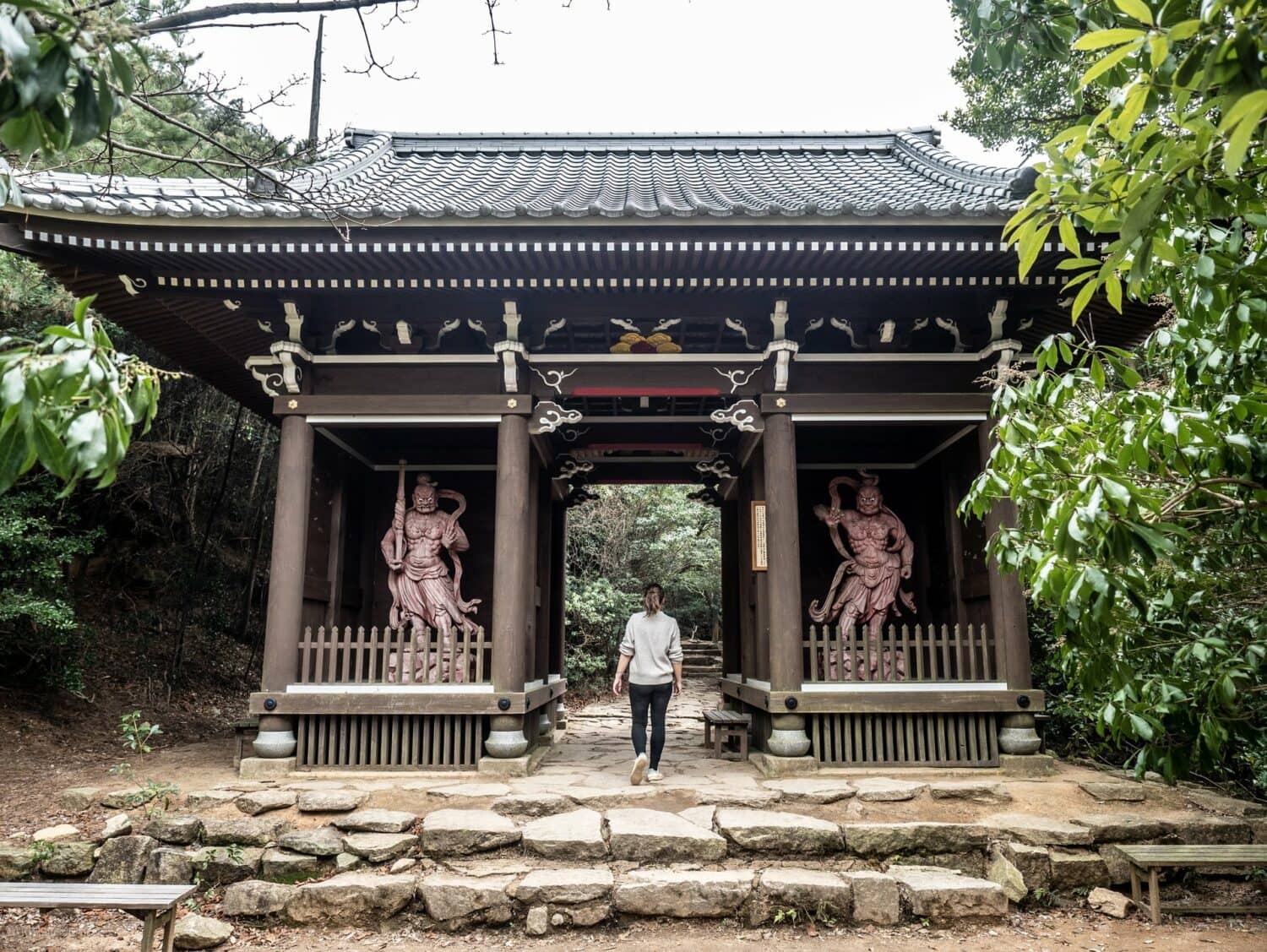 Porte gardée par deux statues Niō sur les pentes du mont Misen