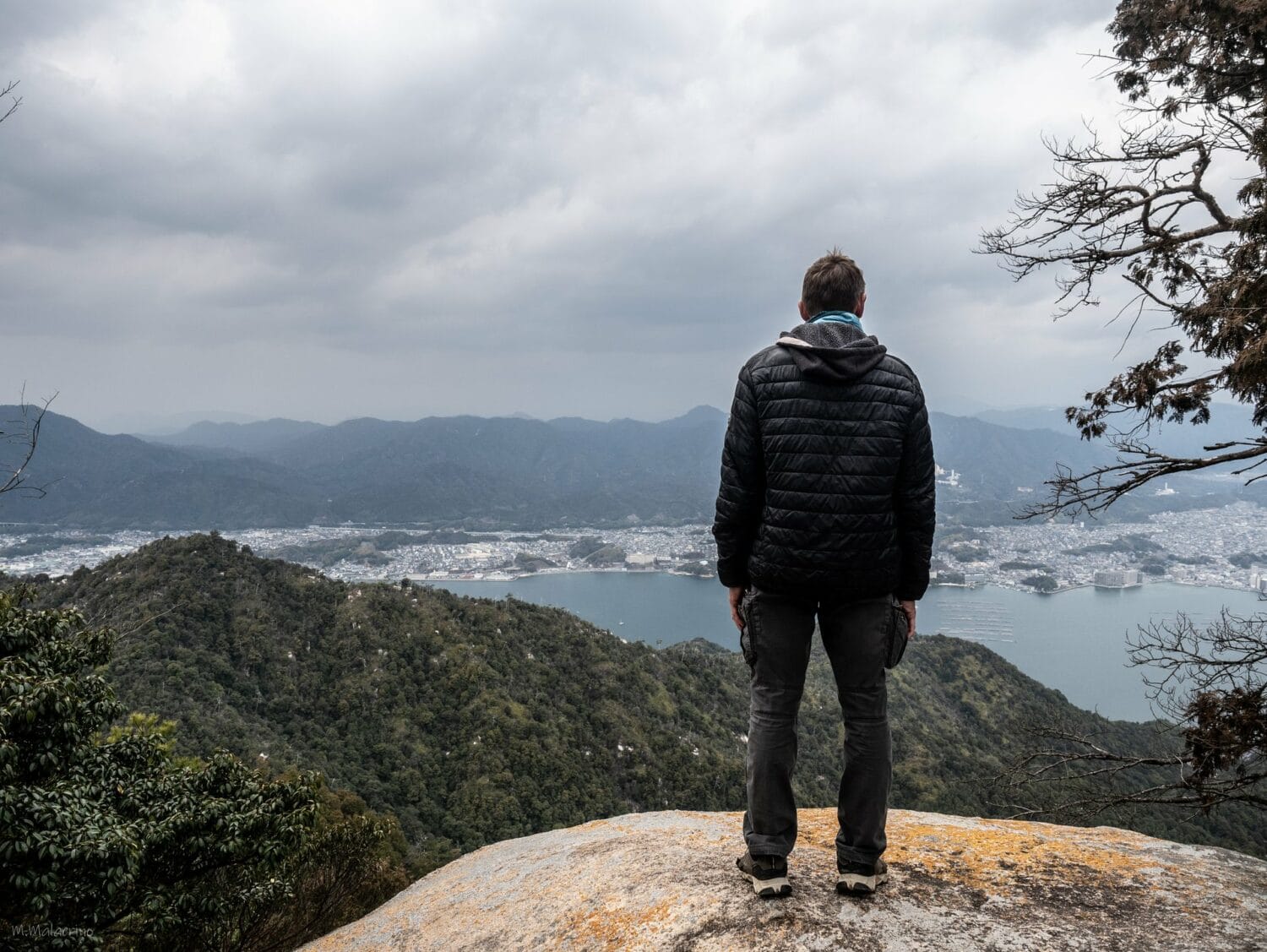 Vue sur la mer de Seto depuis le sommet du mont Misen