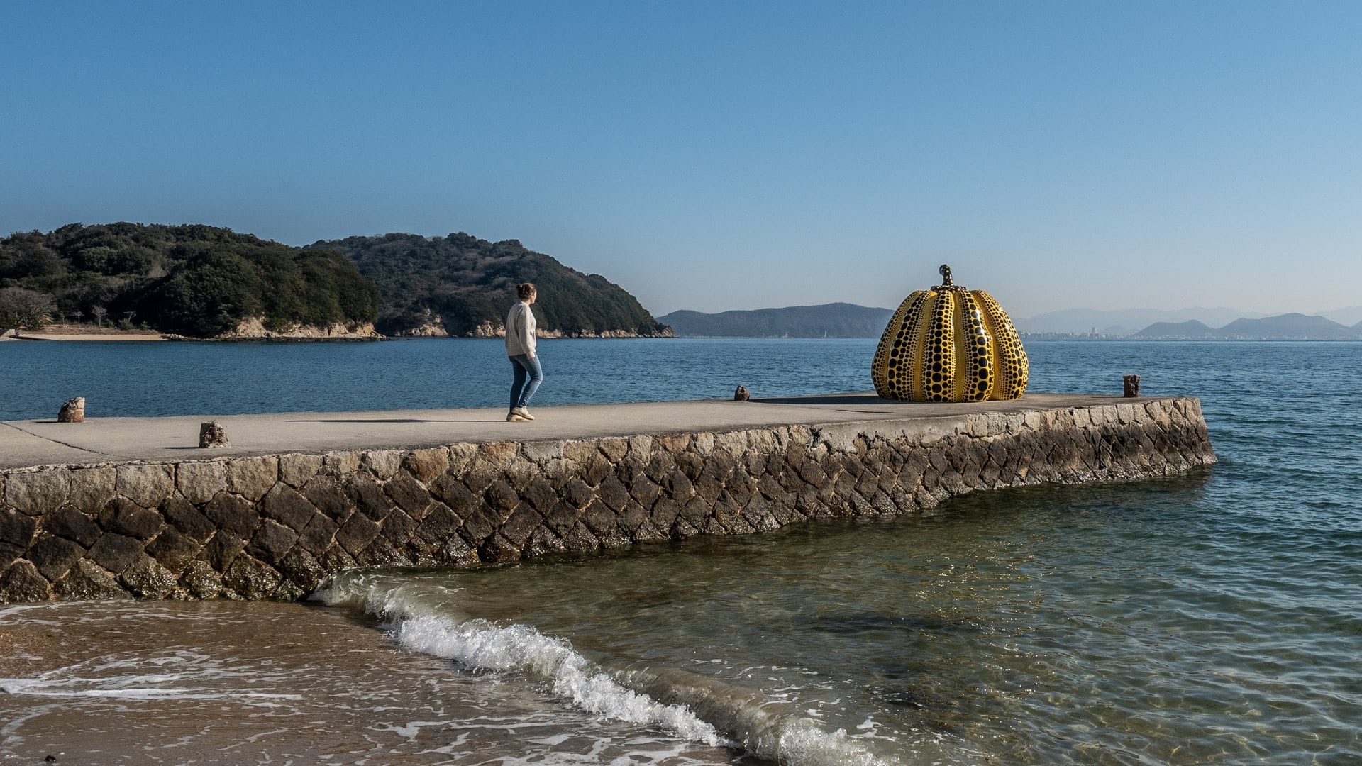 La citrouille jaune de Yayoi Kusama sur sa jetée à Naoshima