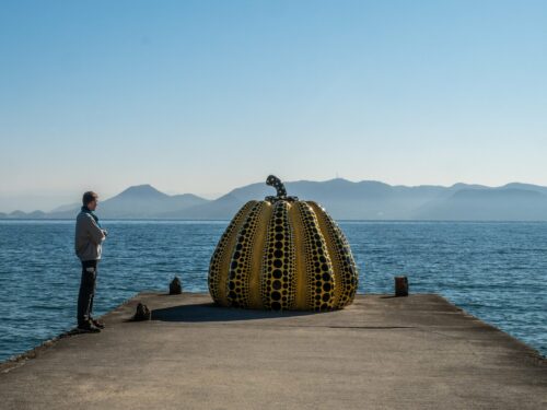 La citrouille jaune de Yayoi Kusama face à la mer à Naoshima