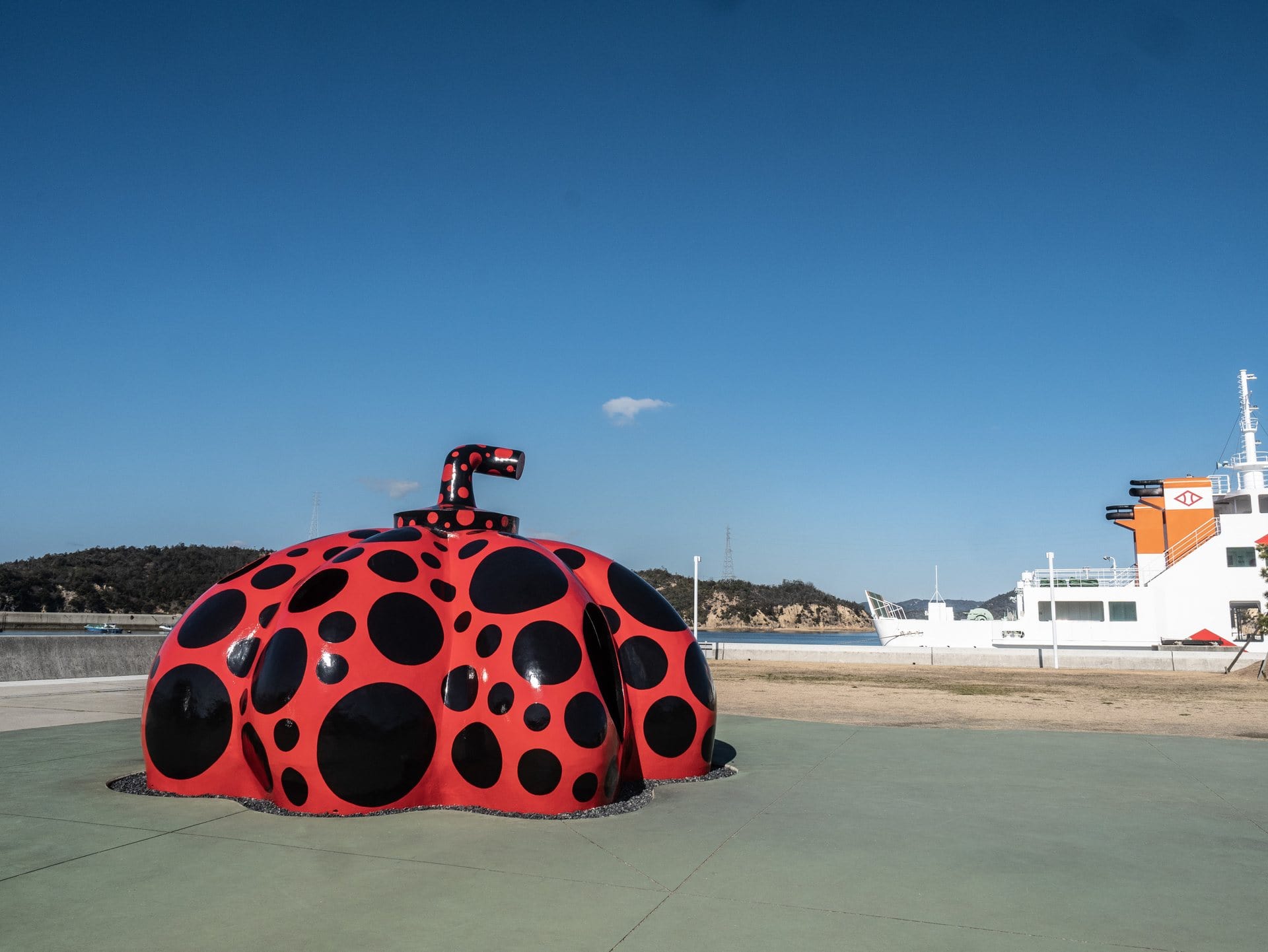La citrouille rouge de Yayoi Kusama au port de Miyanoura