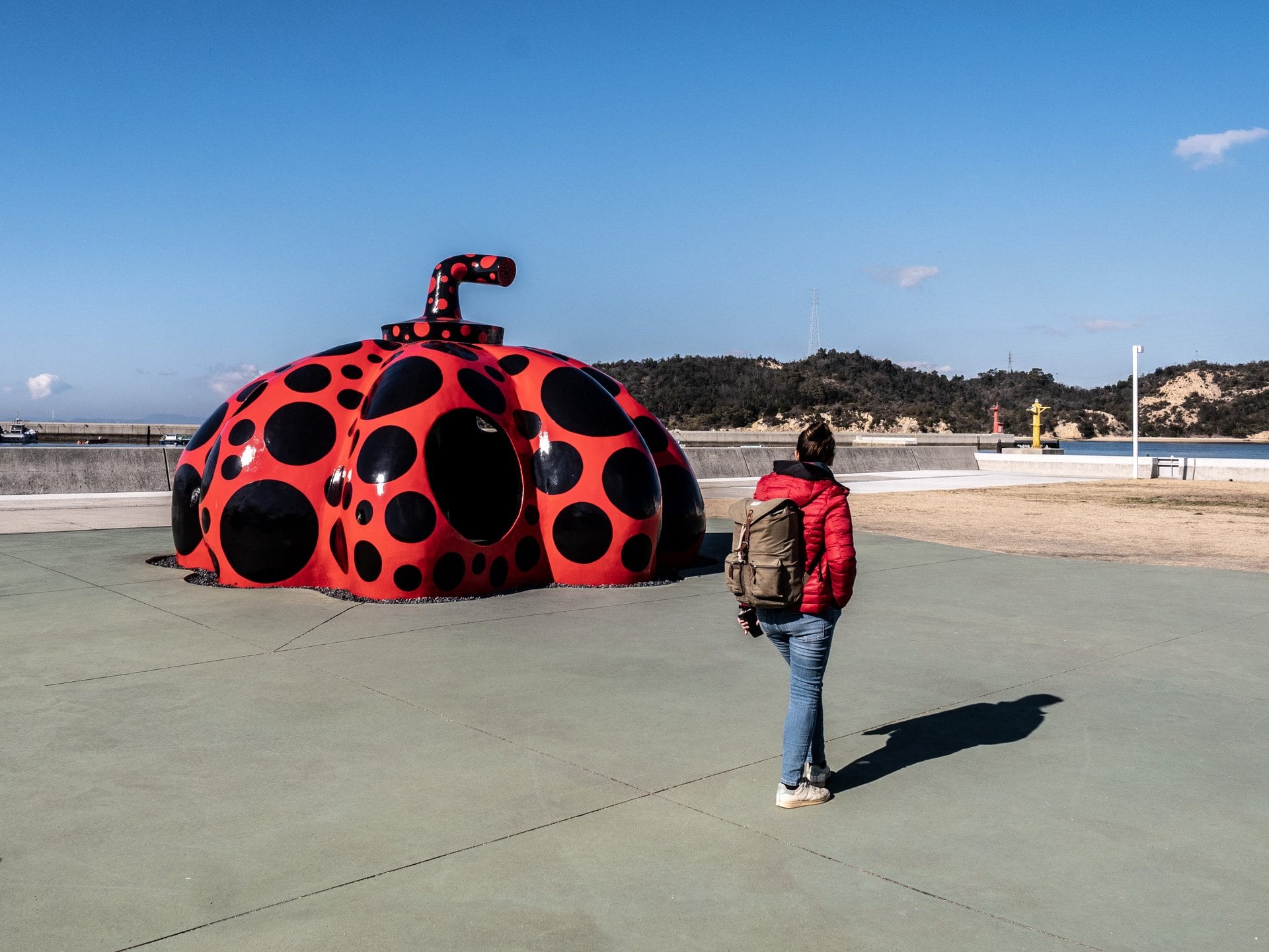 Devant la citrouille rouge de Yayoi Kusama à Naoshima