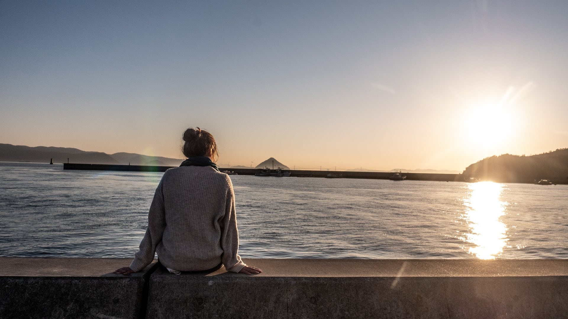 Coucher de soleil sur la mer depuis une plage de Naoshima