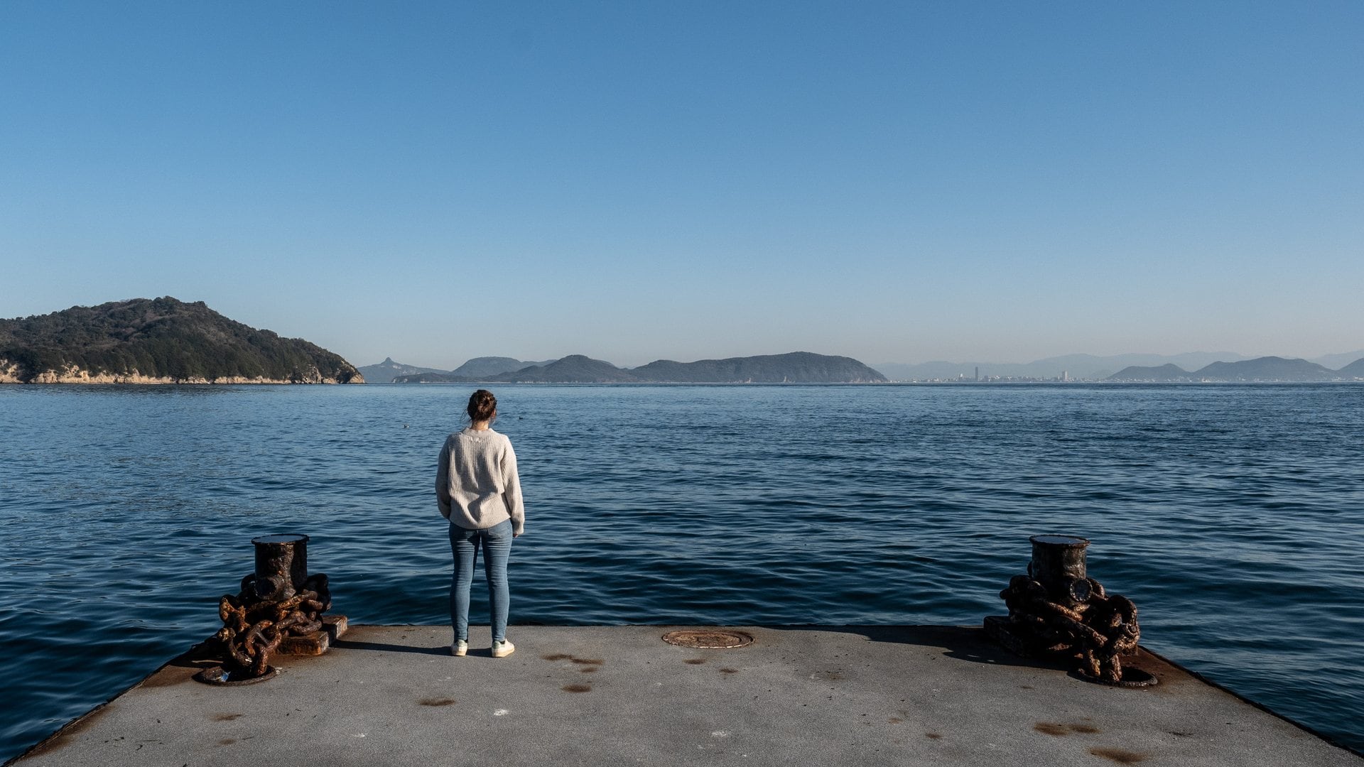 Sur une jetée face aux îles de la mer intérieure de Seto à Naoshima