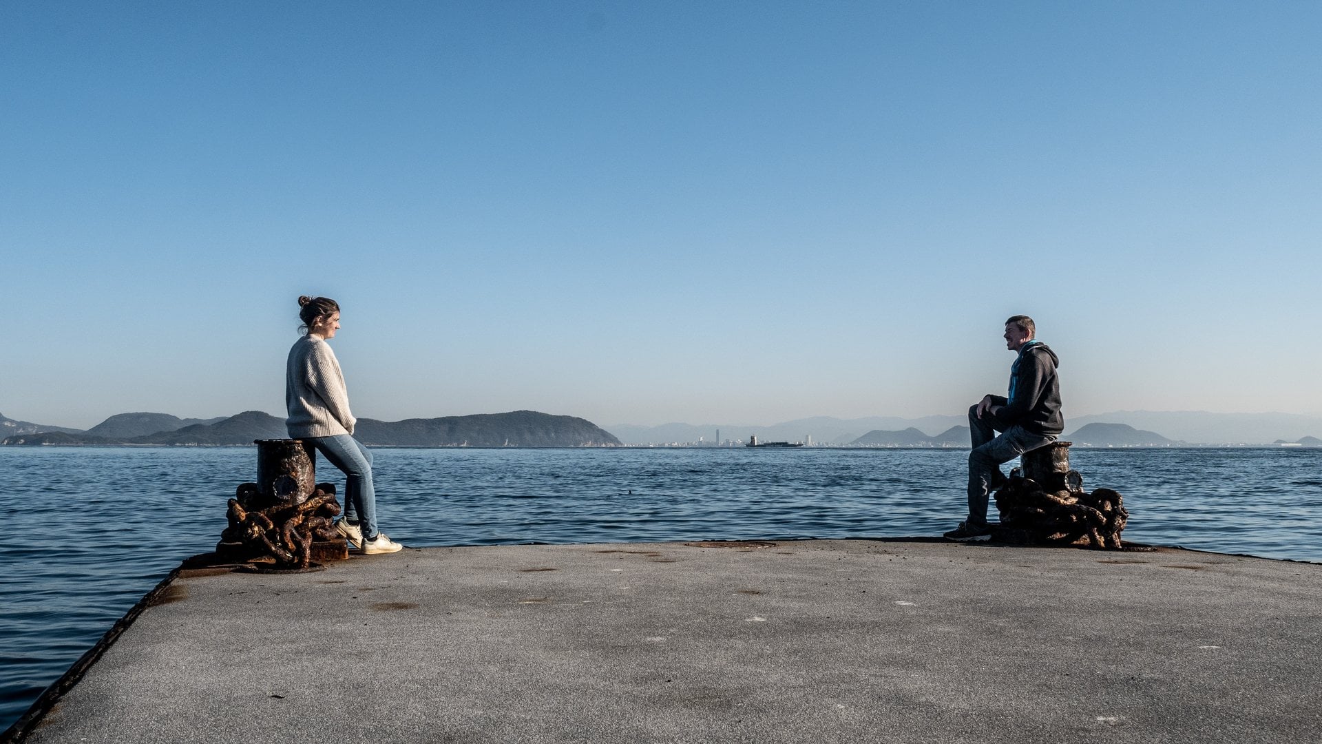 Pause sur la jetée face à la mer intérieure de Seto à Naoshima