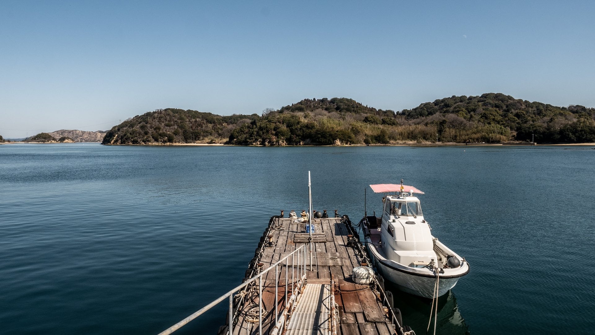 Ponton et bateau sur la mer intérieure de Seto à Naoshima