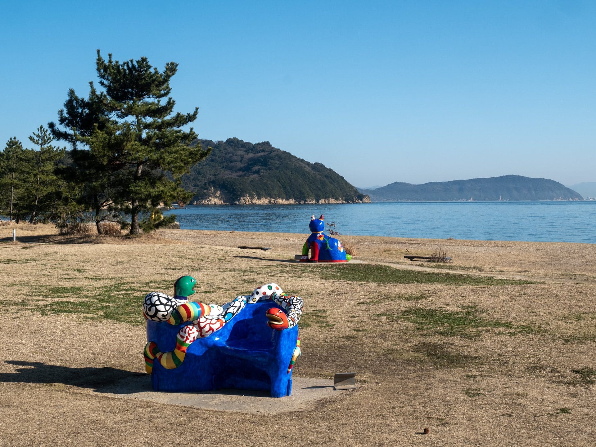Sculptures colorées de Niki de Saint Phalle au bord de la mer à Naoshima