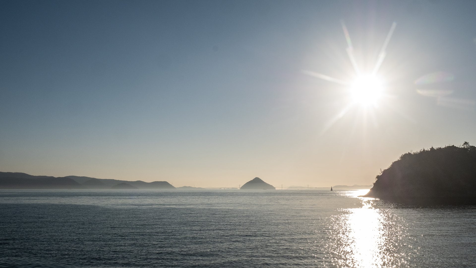 Soleil sur la mer intérieure de Seto vue depuis Naoshima