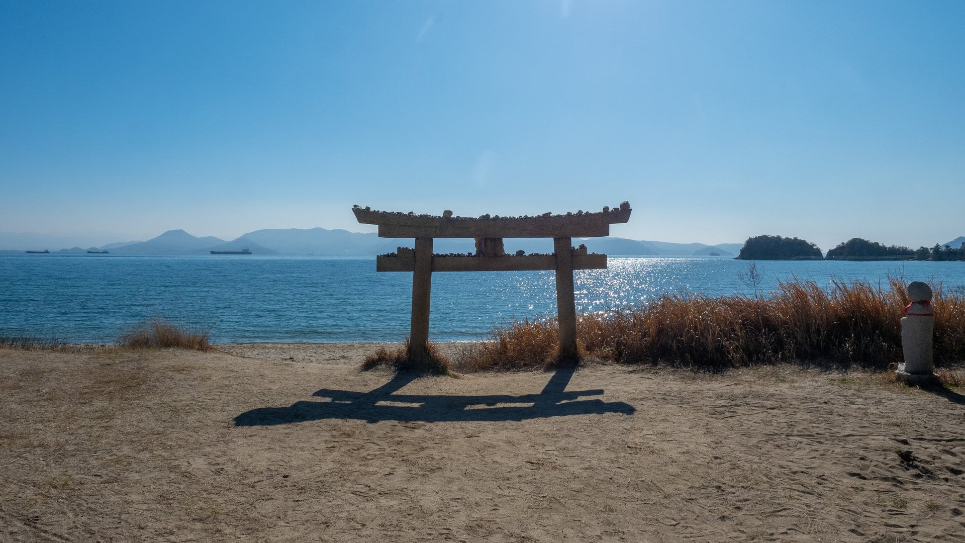 Torii sur la plage face à la mer intérieure de Seto à Naoshima