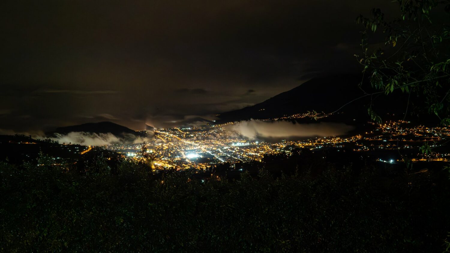 Les lumières d’Otavalo la nuit depuis les hauteurs
