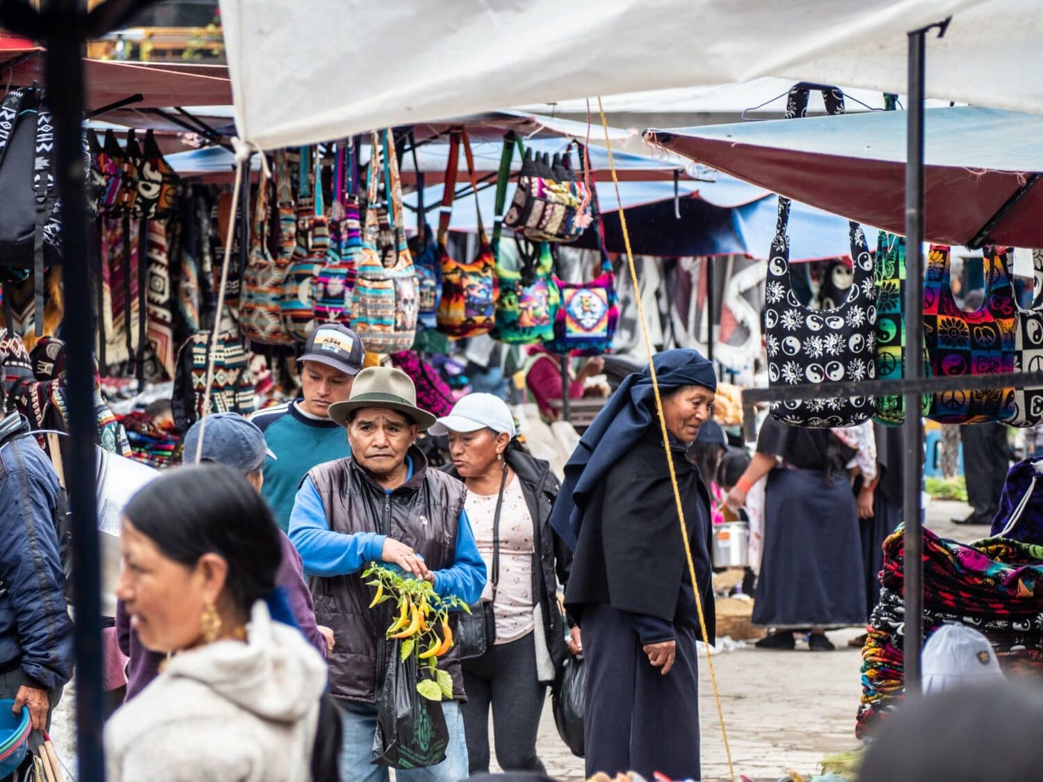 Marché artisanal de la Plaza de los Ponchos à Otavalo