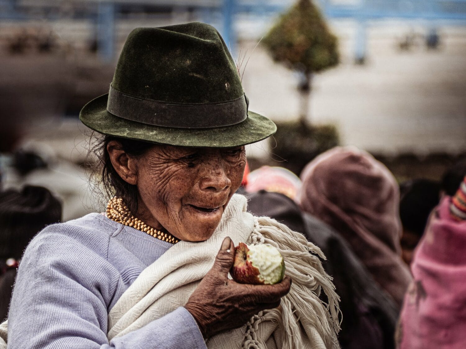 Femme au chapeau de feutre au marché aux animaux d’Otavalo