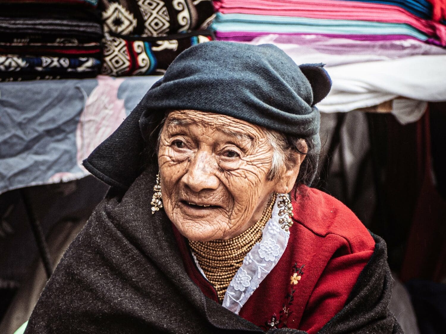 Portrait d’une vendeuse au marché artisanal d’Otavalo