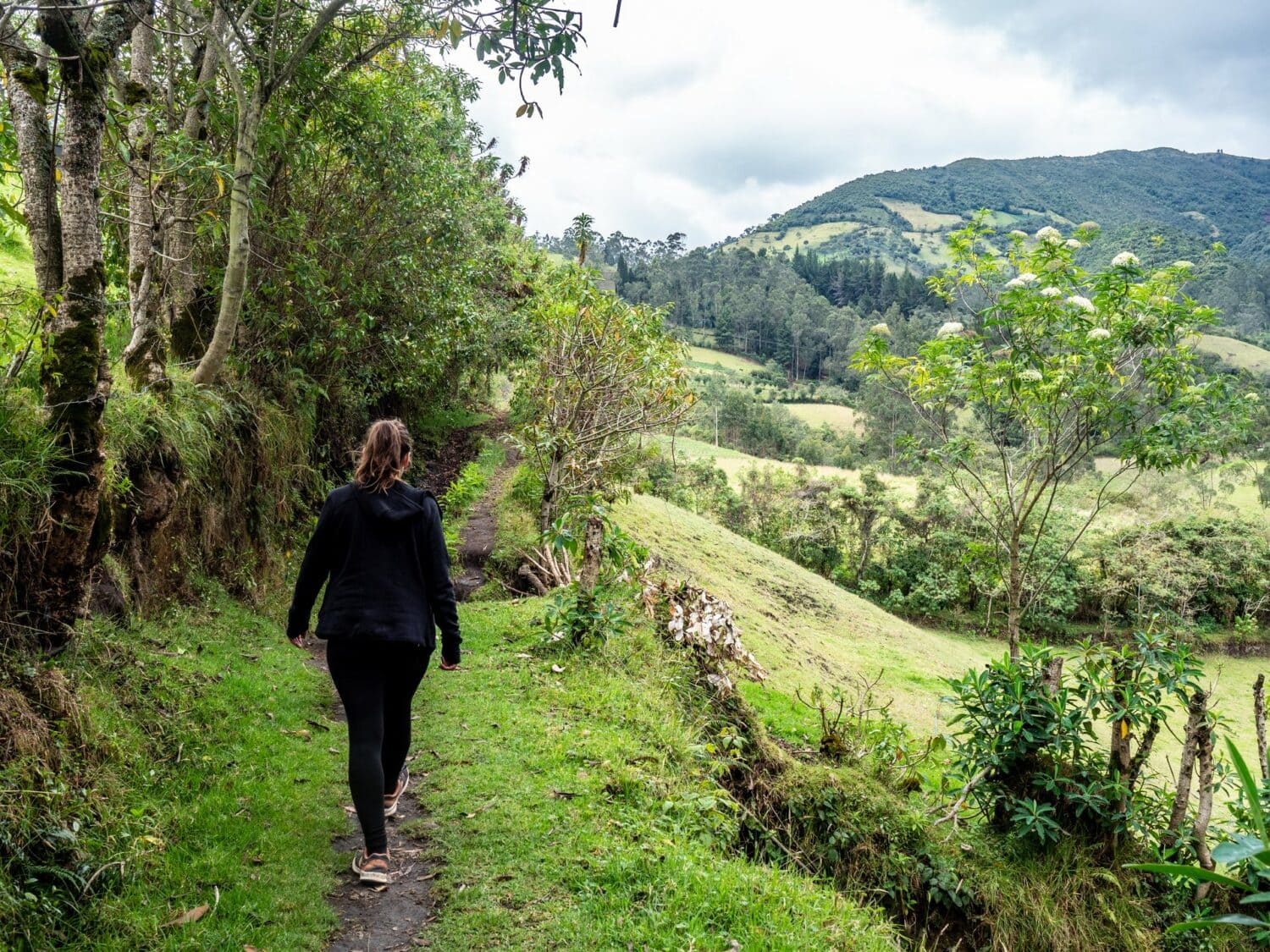 Randonnée sur un sentier de la campagne d’Otavalo