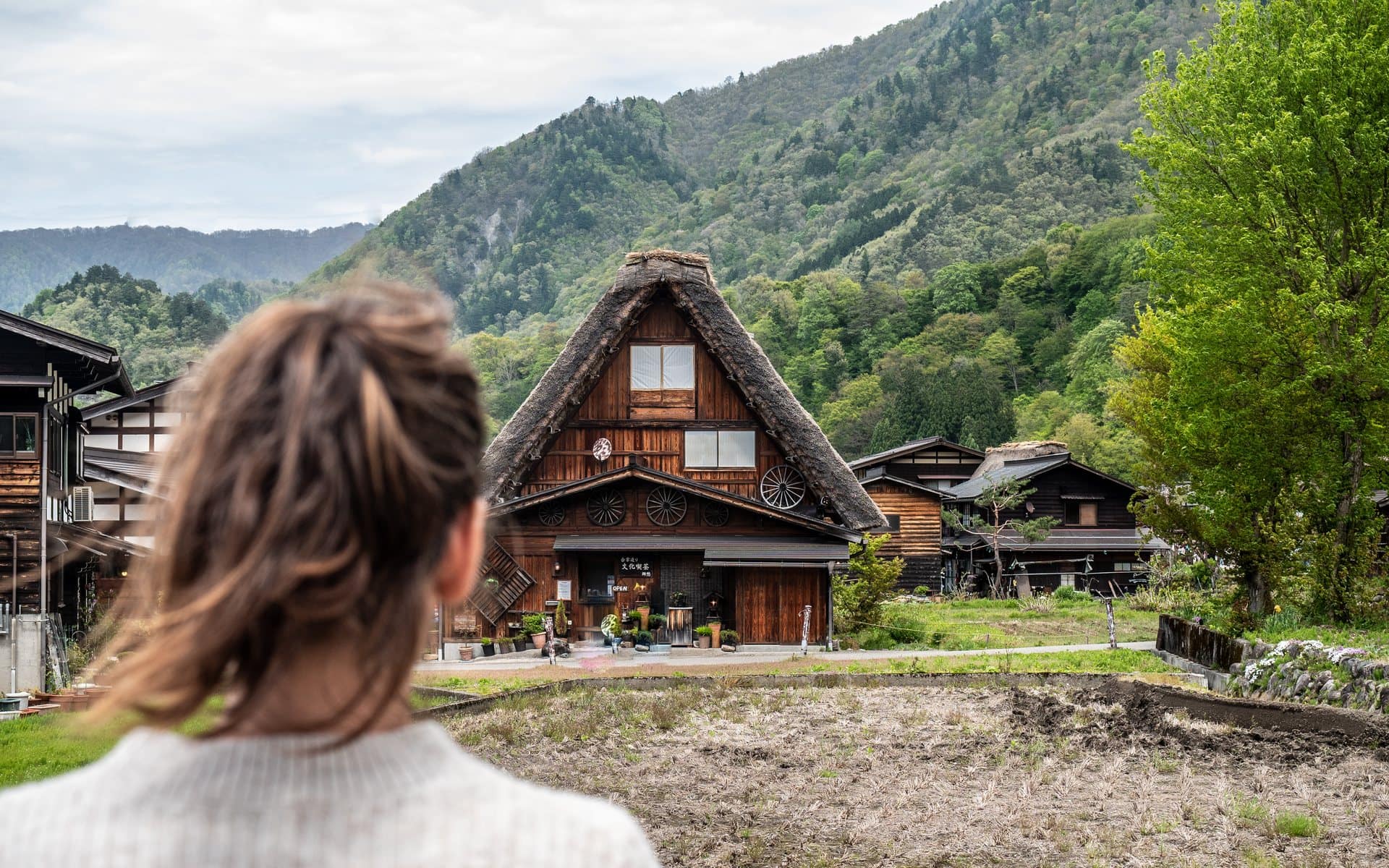 Balade dans le village de Shirakawa-go face à une maison gassho-zukuri