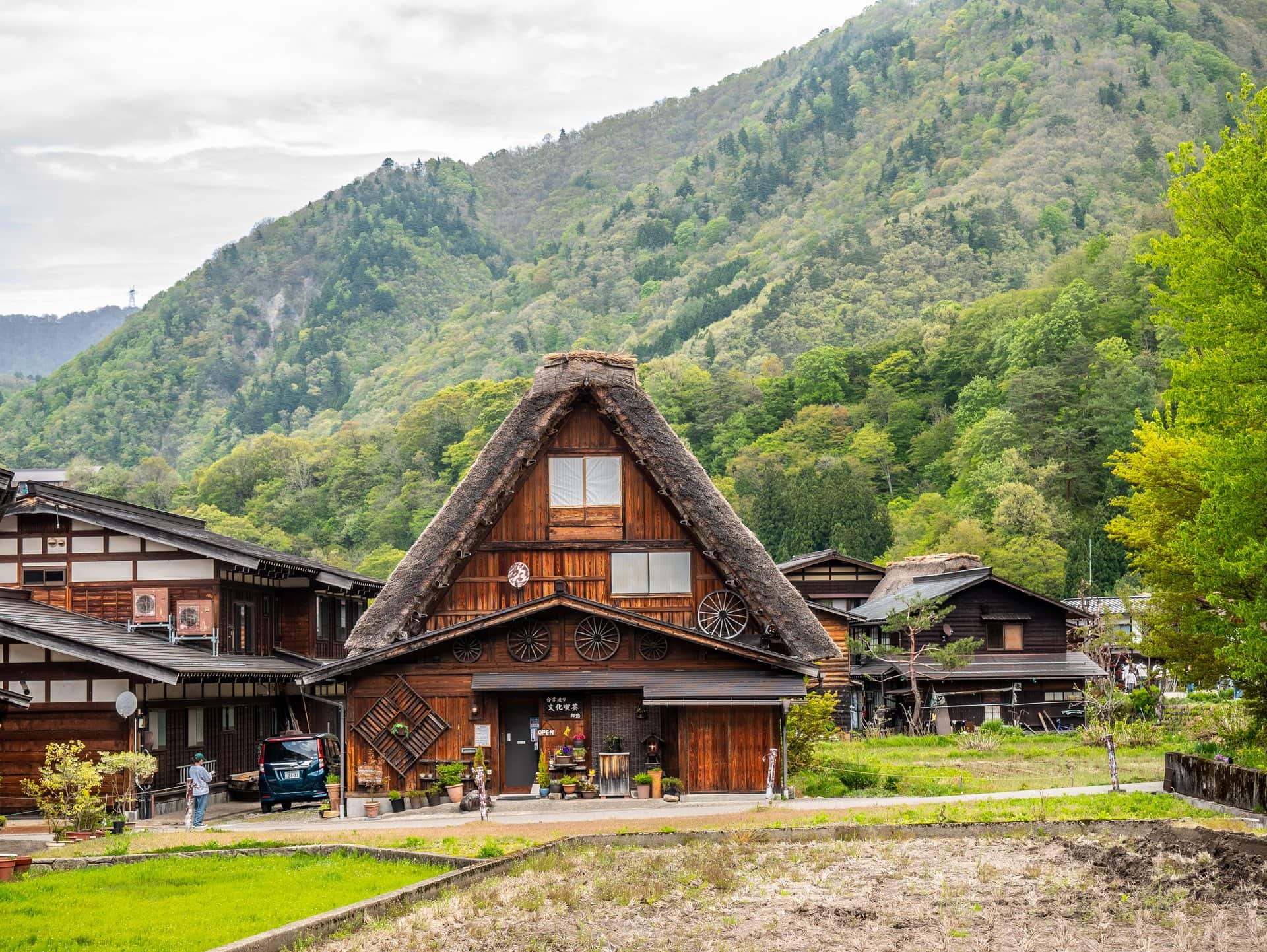 Maison gassho-zukuri au pied des montagnes à Shirakawa-go
