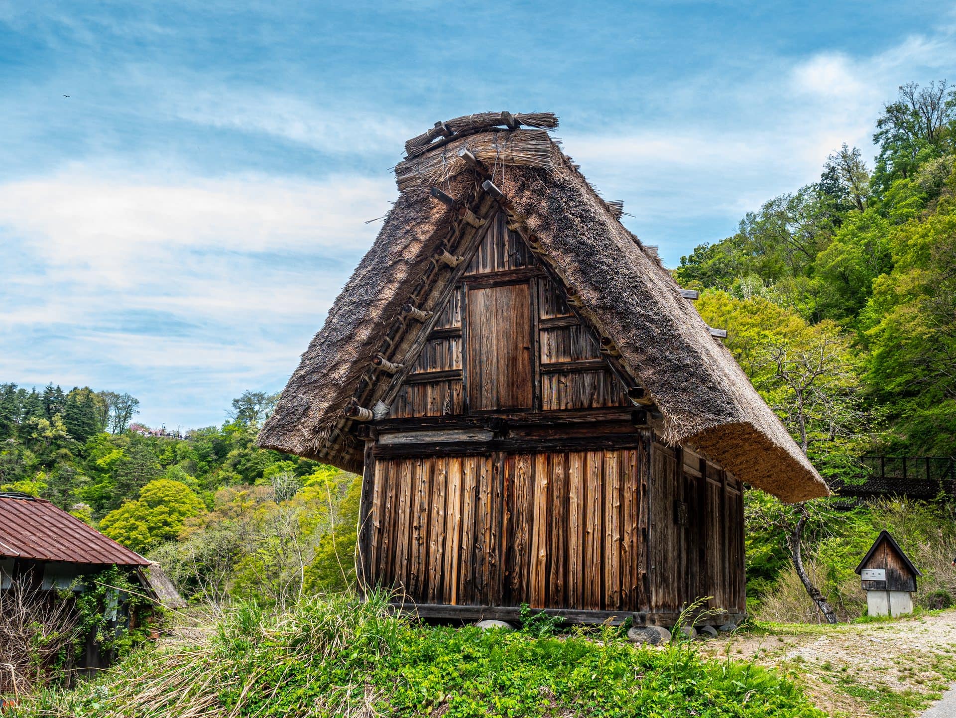 Grenier traditionnel au toit de chaume à Shirakawa-go