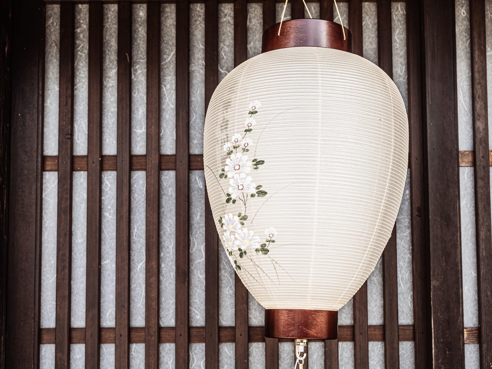 Lanterne de papier sur une façade de Shirakawa-go