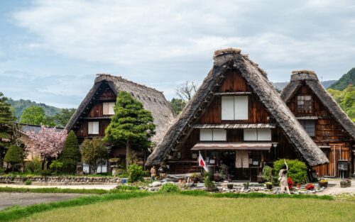 Maisons gassho-zukuri au toit de chaume à Shirakawa-go