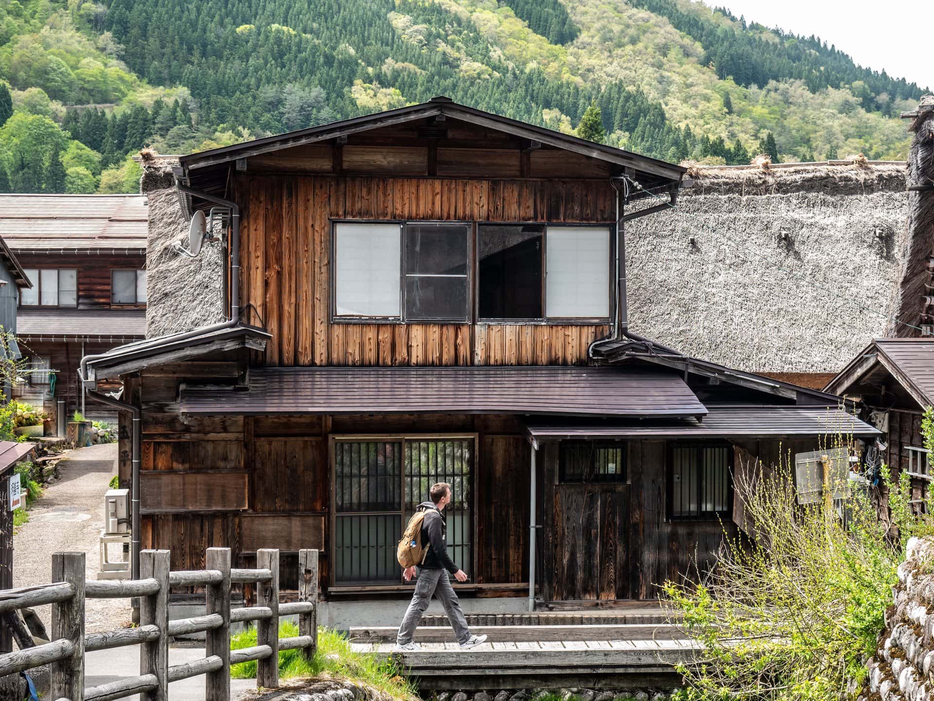 Maison traditionnelle dans une rue d'Ogimachi à Shirakawa-go