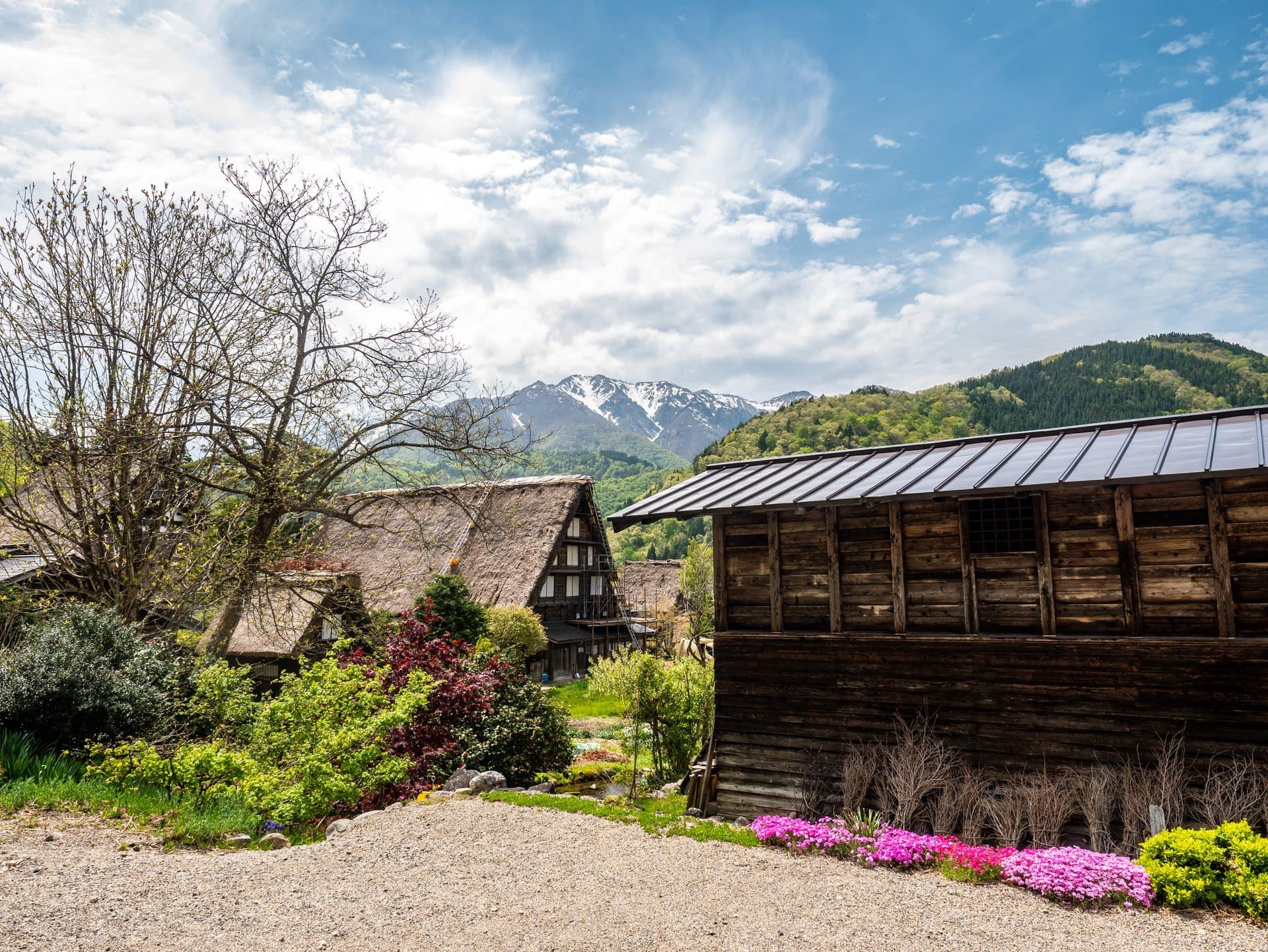 Toits de Shirakawa-go et sommets enneigés au printemps