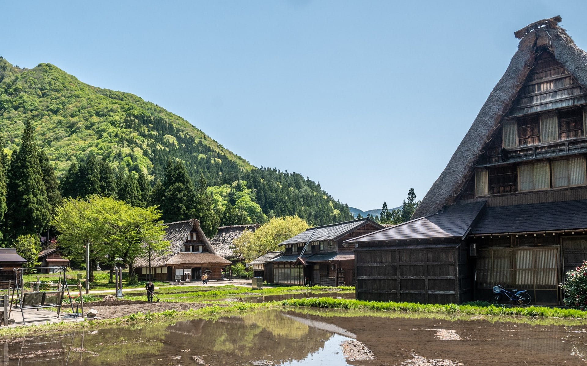Rizière inondée et reflets des maisons de Suganuma