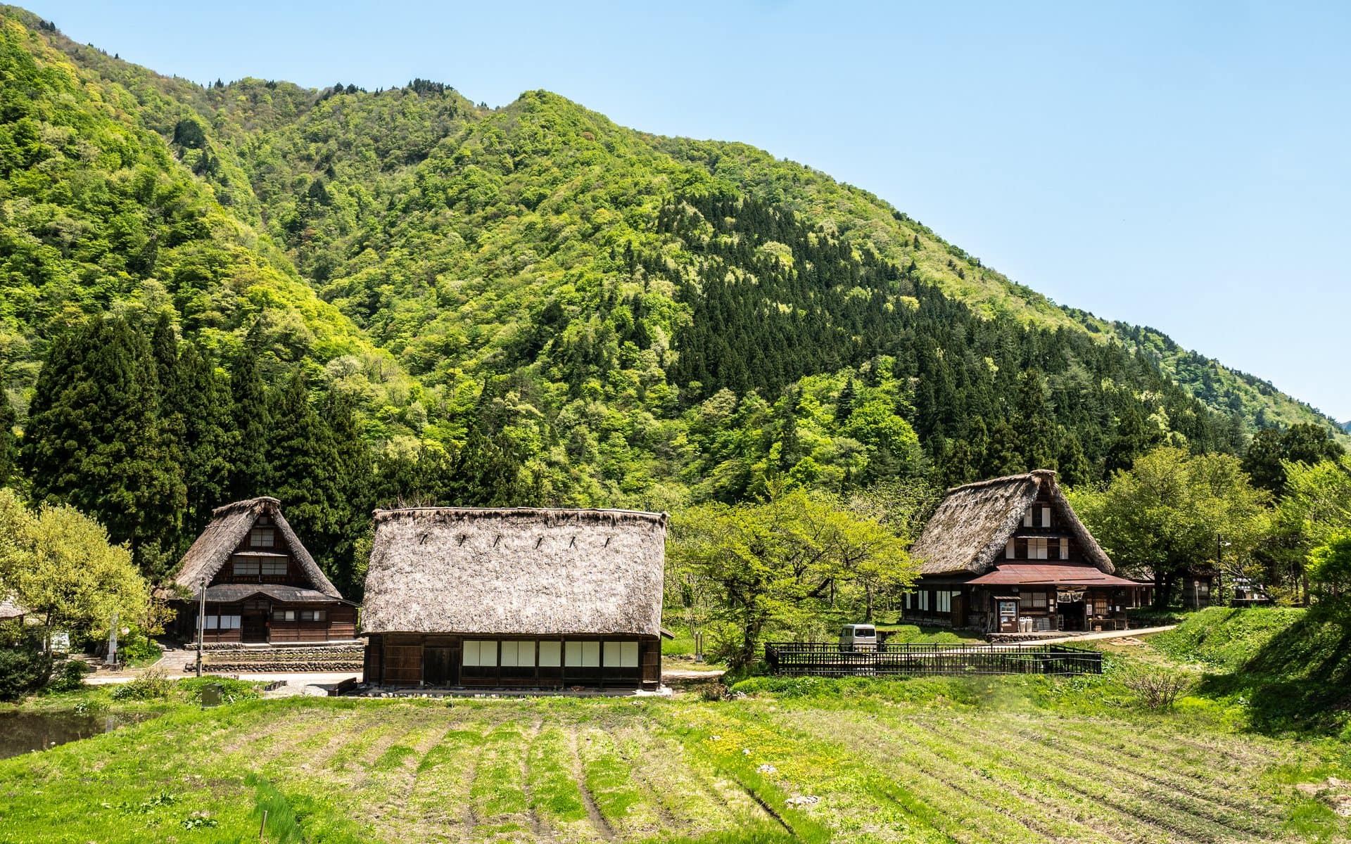 Village de Suganuma au pied des montagnes de Gokayama
