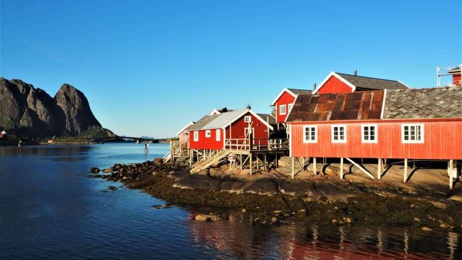 Å i Lofoten et ses rorbuer peints en rouge