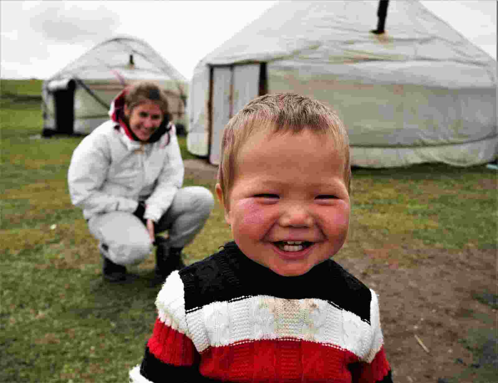 enfant nomade au kirghizistan