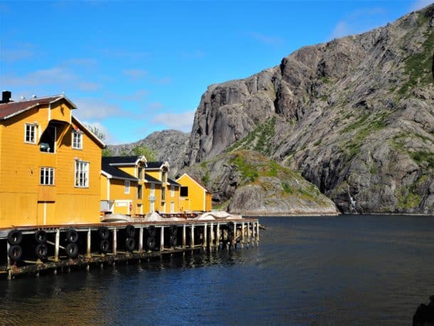 le petit village de Nusfjord, isolé dans un fjord des Lofoten