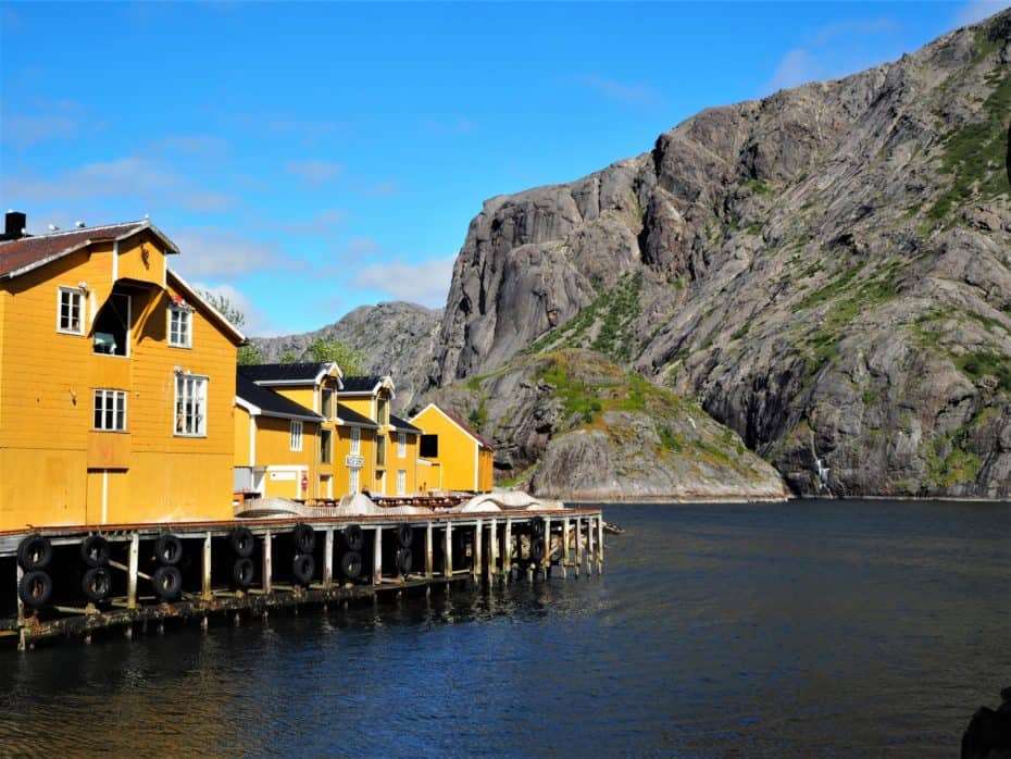 le petit village de Nusfjord, isolé dans un fjord des Lofoten