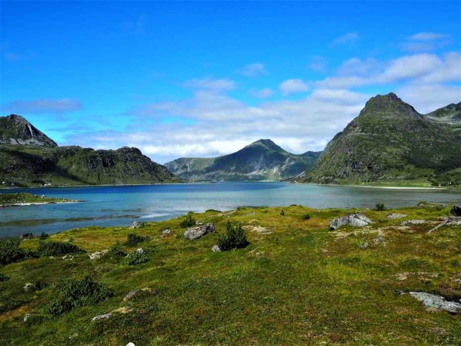 Montagnes et lacs des Lofoten