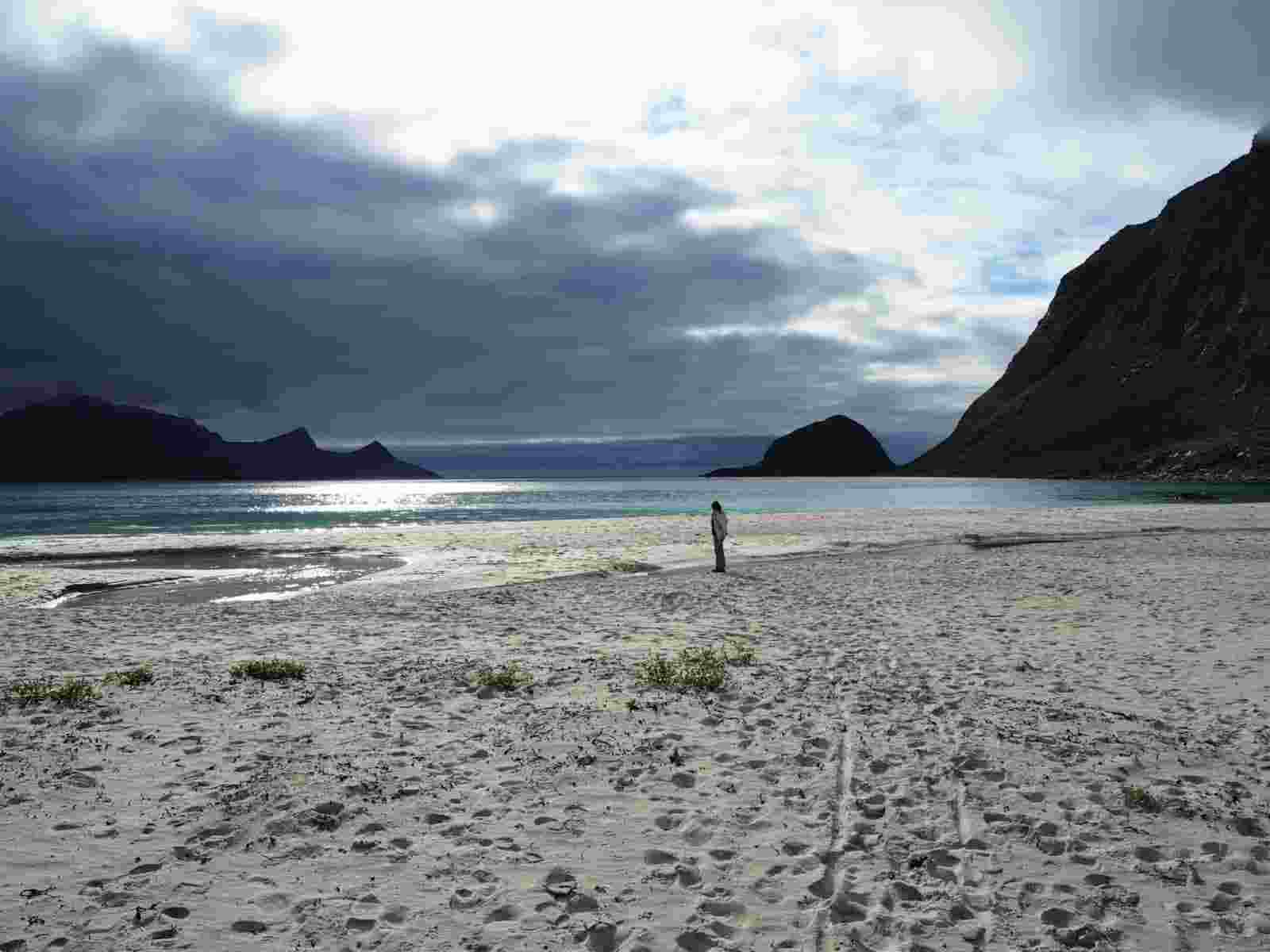 Plage déserte sable blanc fjord lofoten