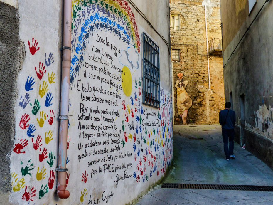 rue colorée Orgosolo Sardaigne