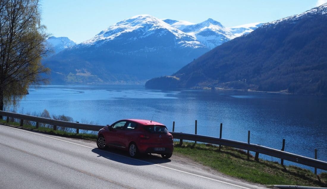 la route longe offre de magnifiques vues sur les fjords