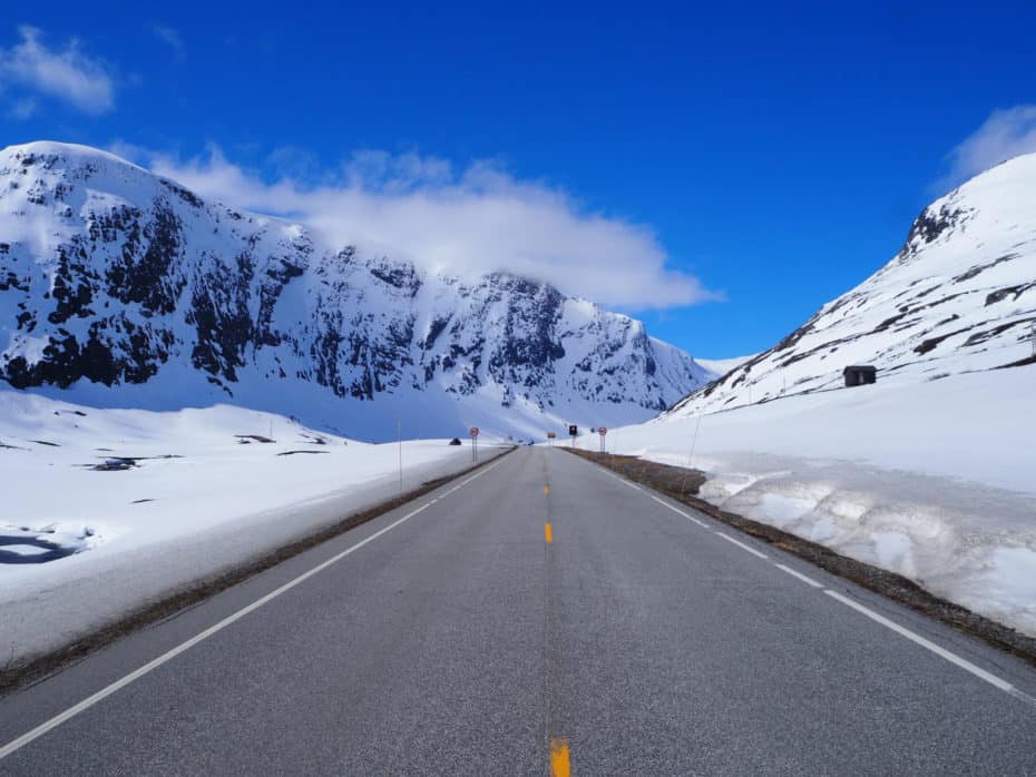 route de la sognefjell à travers les paysages de montagnes