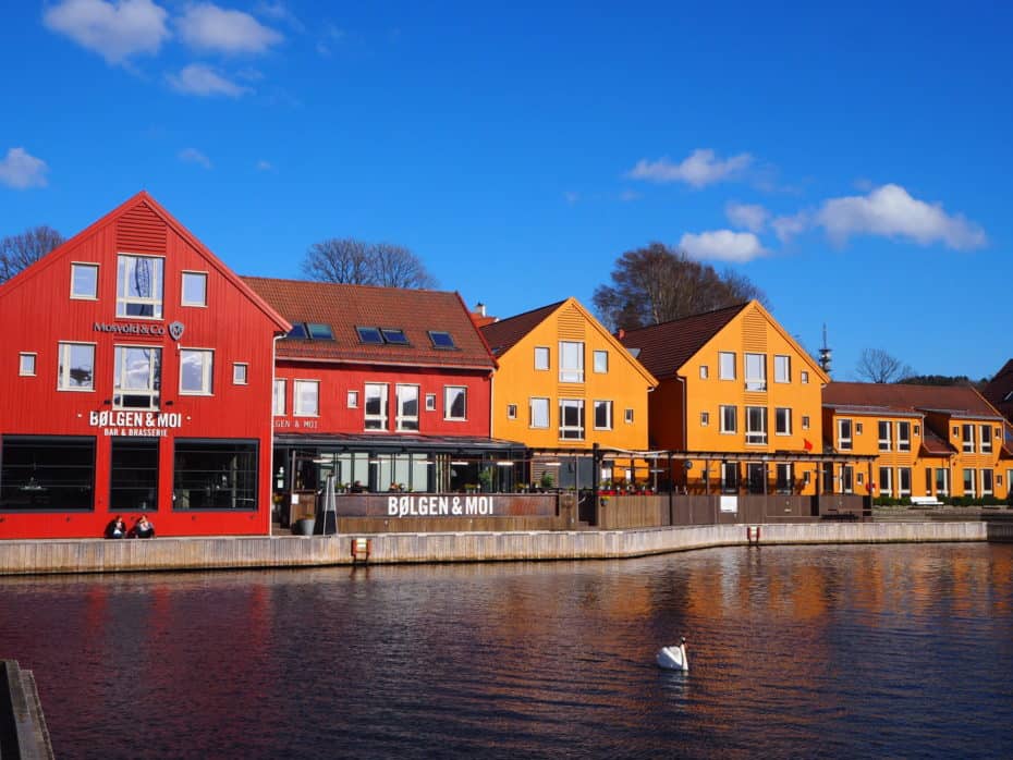 Maisons colorées de Kristiansand et son port.