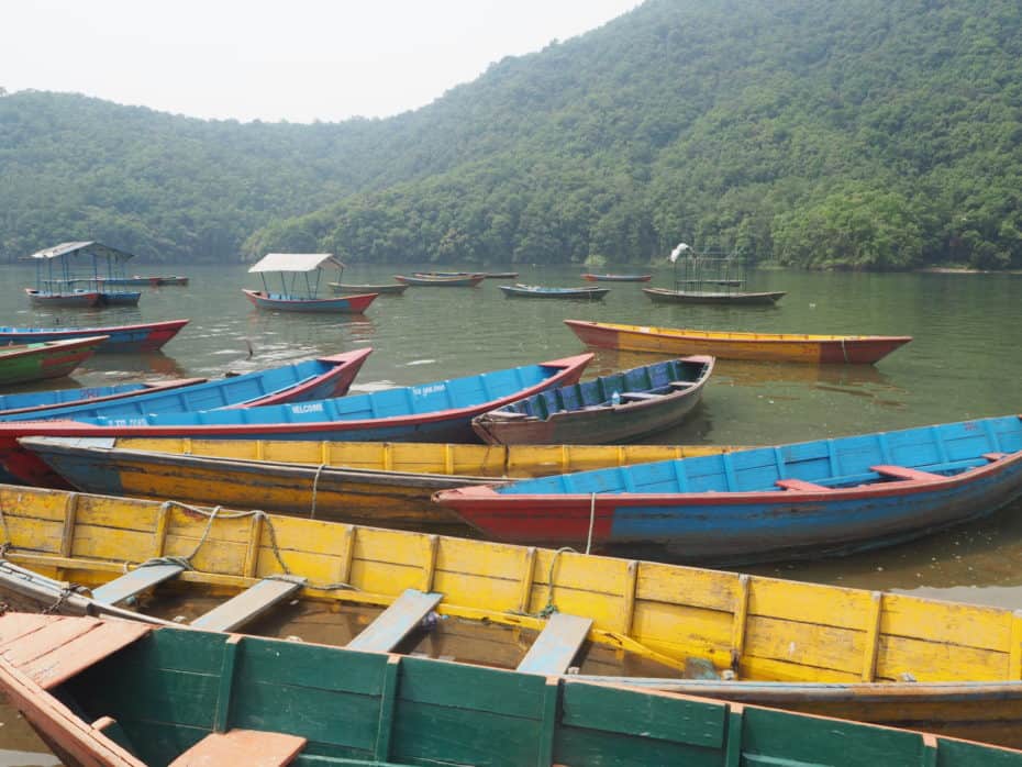 barques colorées sur le lac Phewa à Pokhara