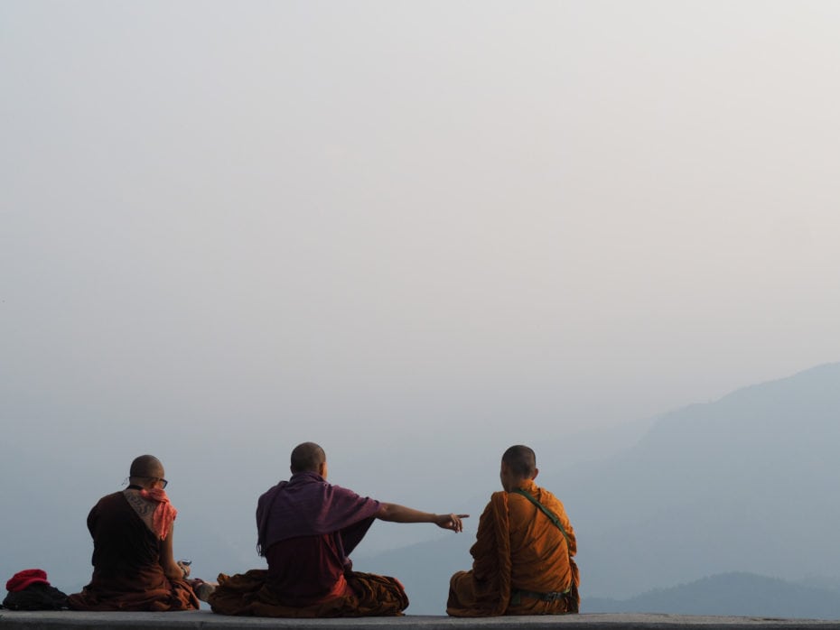 Moines regardant le lever du soleil sur l'Himalaya